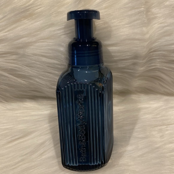 ‘Navy’ Vertical Lines Gentle & Clean Foaming Hand Soap Dispenser by BBW, NWTags - Picture 3 of 6